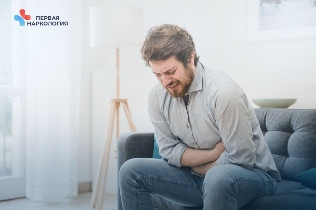 Мужчина держится за живот из-за расстройства желудка